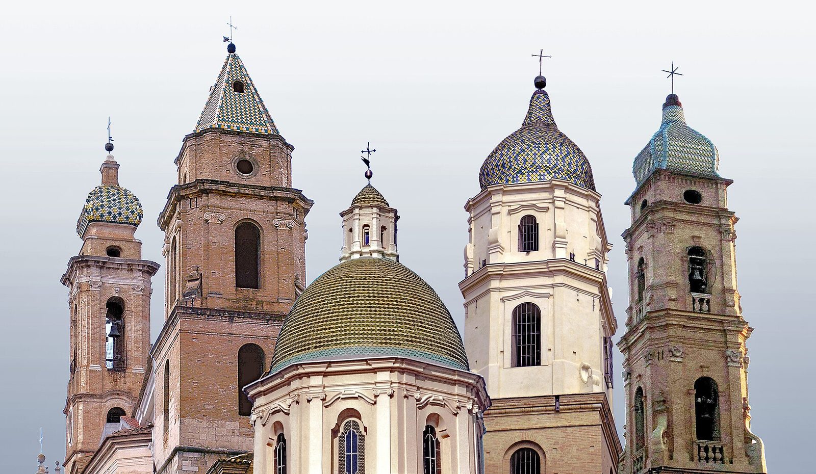 Fotomontaggio dei campanili e delle cupole delle chiese di San Severo, con torri in mattoni e cupole maiolicate su sfondo chiaro
